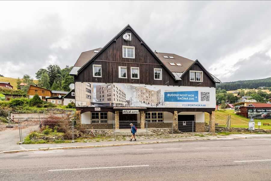 Šest budov, cena k miliardě. Ve Velké Úpě začala demolice pro nový resort